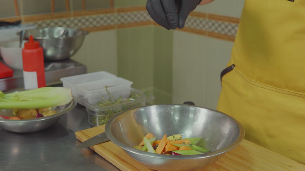 chef preparando verduras para una comida