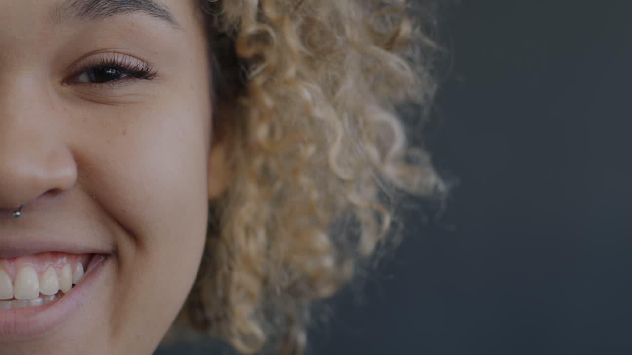 Smilende kvindeportræt