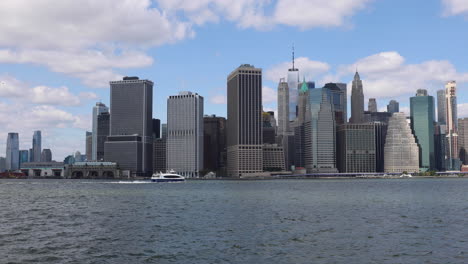 Experience-the-dynamic-Downtown-NYC-view-from-Brooklyn,-capturing-boats-on-the-water