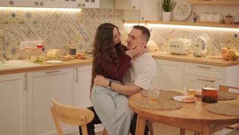 una pareja enamorada está pasando tiempo en casa.
