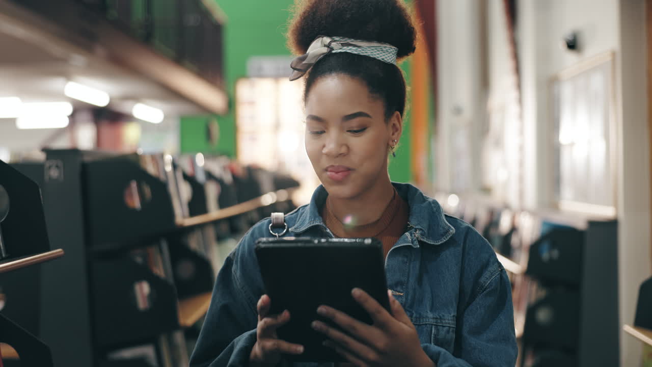 mujer usando una tableta en una librería