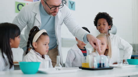 hombre, educación y niños en una clase