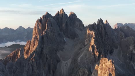 Estrecha-Vista-Aérea-De-Los-Impresionantes-Picos-De-Cadini-Di-Misurina-Al-Amanecer,-Dolomitas