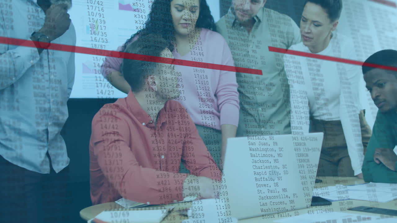 animación de procesamiento de datos en diversos equipos de negocios que trabajan en computadoras portátiles