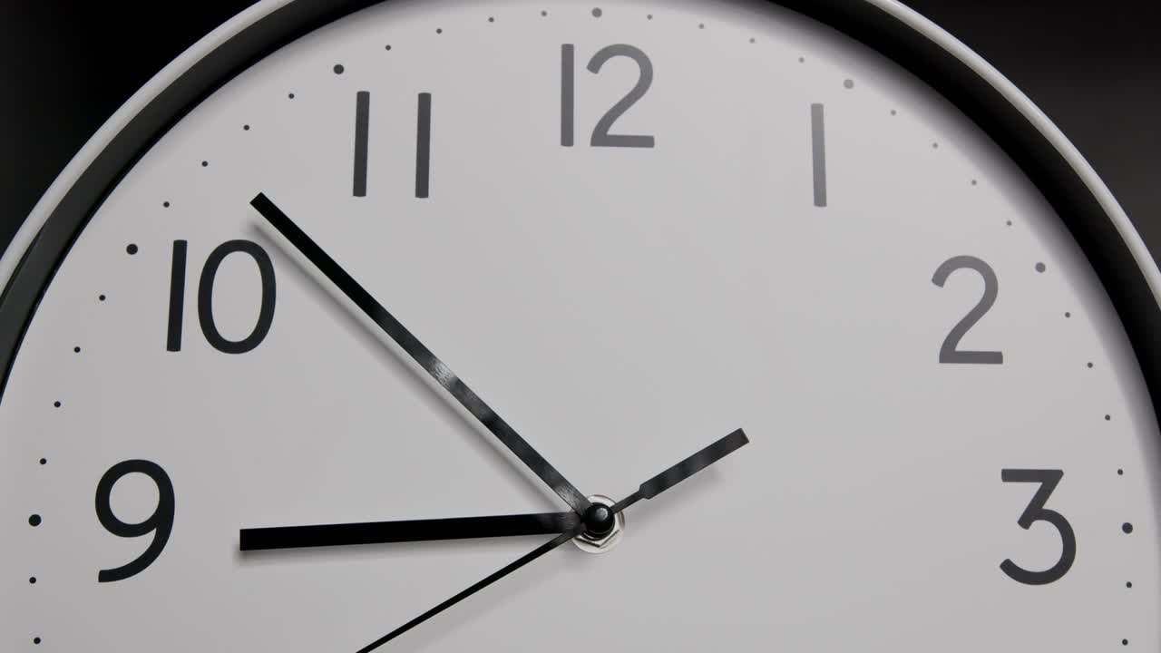 Time lapse, orologio da parete bianco, la lancetta corta indica il numero nove