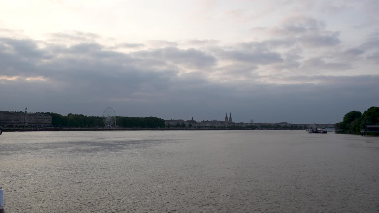 프랑스 보르도 에 있는 가론 강 의 풍경 은 저녁 에 멀리 에서  ⁇ 콘세스 페리스  ⁇  과 함께 보트 에서 볼 수 있다