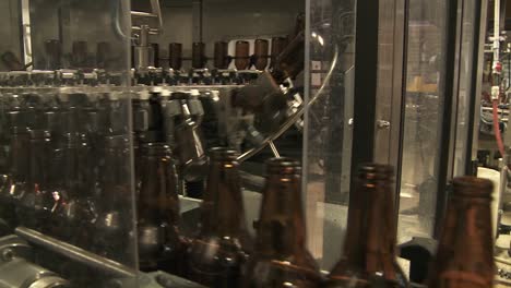 botellas zip a lo largo de una cinta transportadora en una planta embotelladora 8