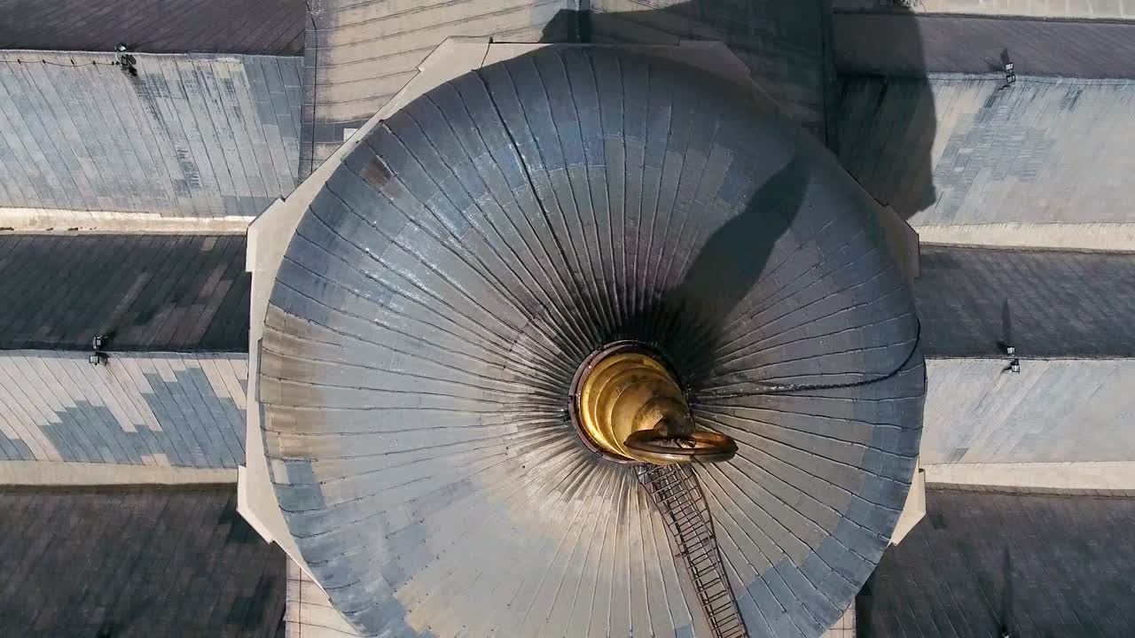 시리아의 우마야드 모스크 위에서 드론이 모스크 안에서 날아다니고 있다.