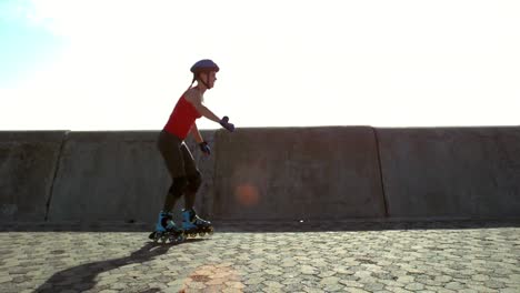 mujer feliz y deportiva patinando en línea