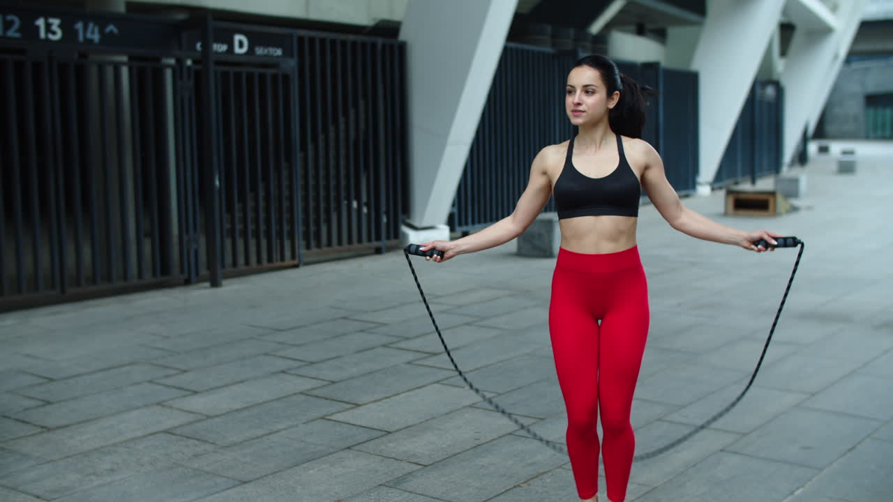 atleta mujer saltando en la cuerda de saltar al aire libre . chica en forma haciendo ejercicio de salto