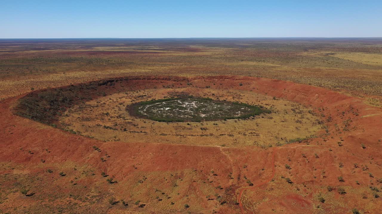 imágenes de drones del cráter wolfe creek, desierto de tanami, australia occidental