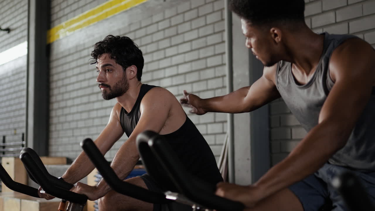 hombres haciendo ejercicio en bicicletas giratorias en el gimnasio
