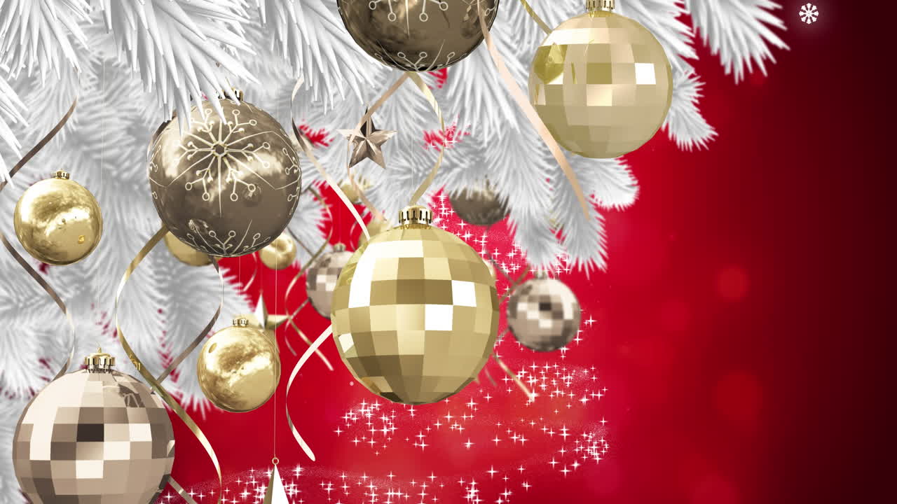 decoraciones colgantes en el árbol de navidad sobre la estrella fugaz formando un árbol de navidad sobre fondo rojo