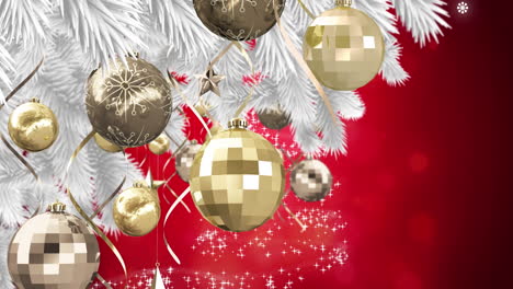 decoraciones colgantes en el árbol de navidad sobre la estrella fugaz formando un árbol de navidad sobre fondo rojo