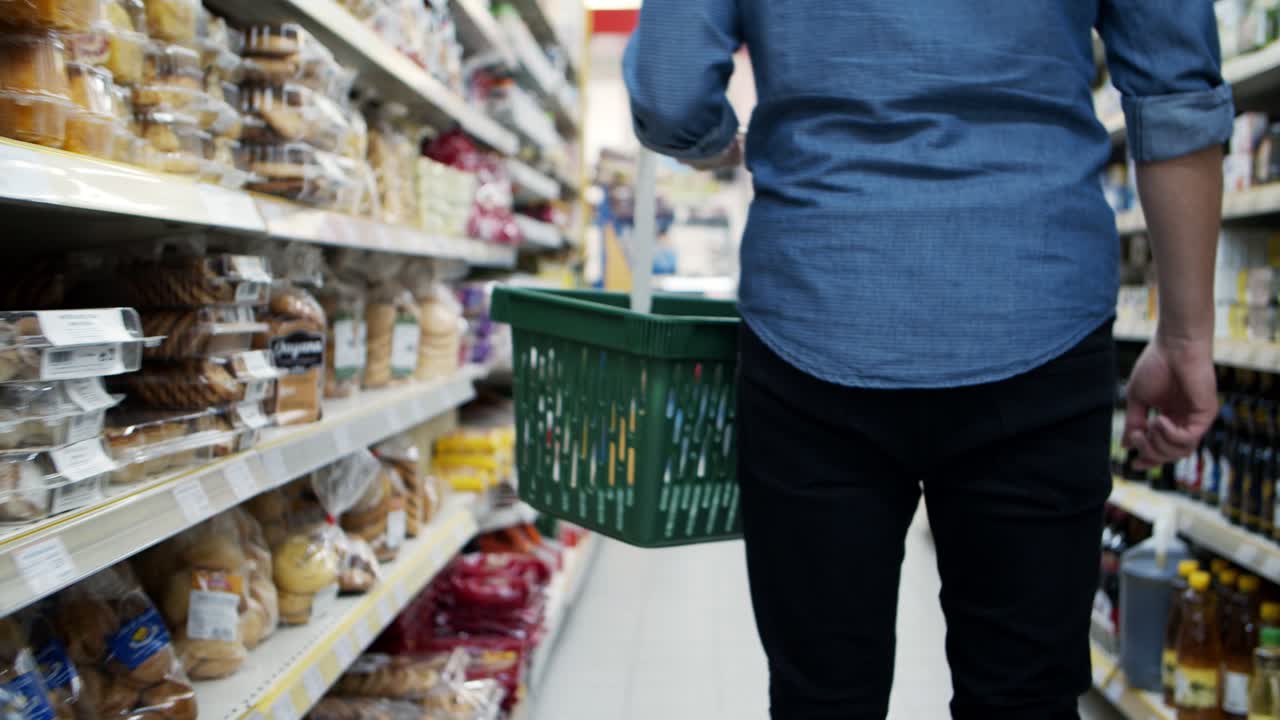 상점에서 는 쇼핑 바구니를 가진 남자