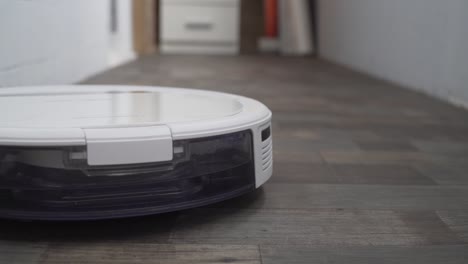 robot aspirador automático, máquina de piso limpio. robot aspirador limpieza automática en el hogar. aspirador robot realiza la limpieza automatizada del apartamento en un momento determinado. hogar inteligente