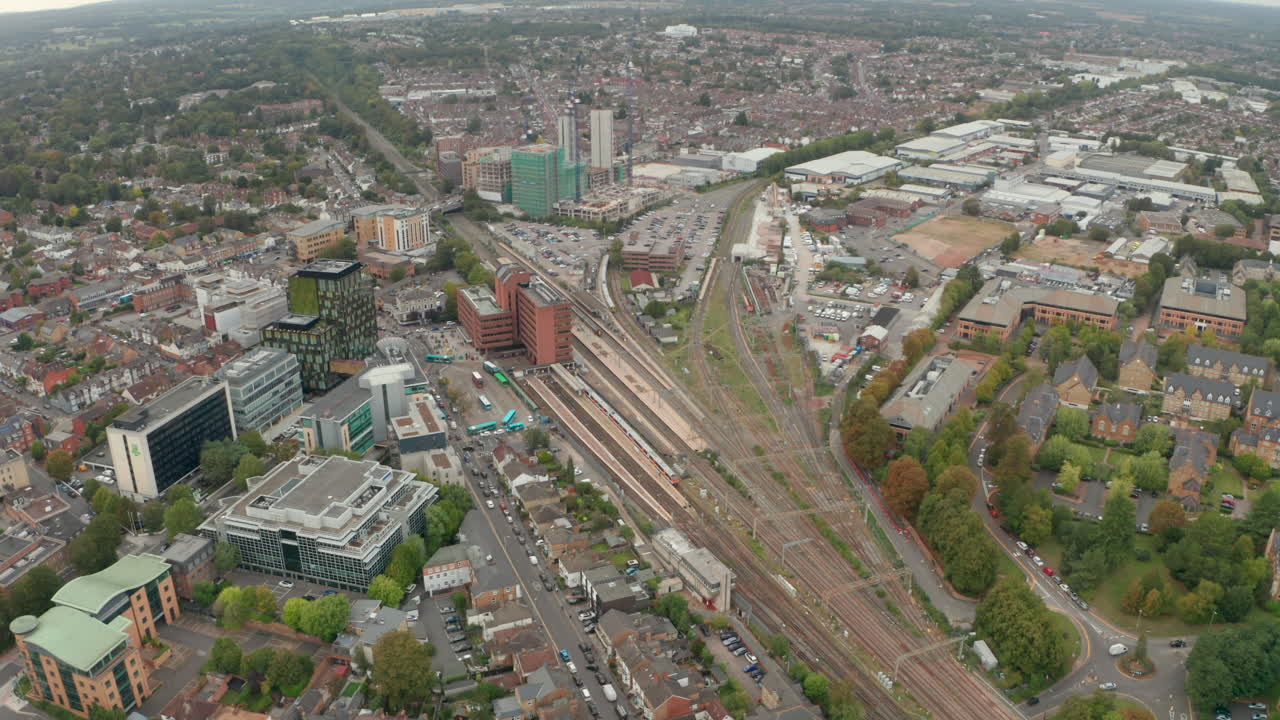 tomada aérea de un amplio círculo de la estación de tren de watford junction