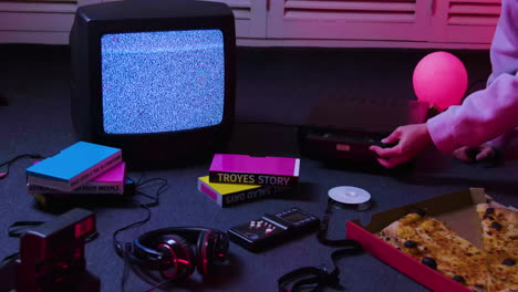 tv와 vhs 카세트 바닥에