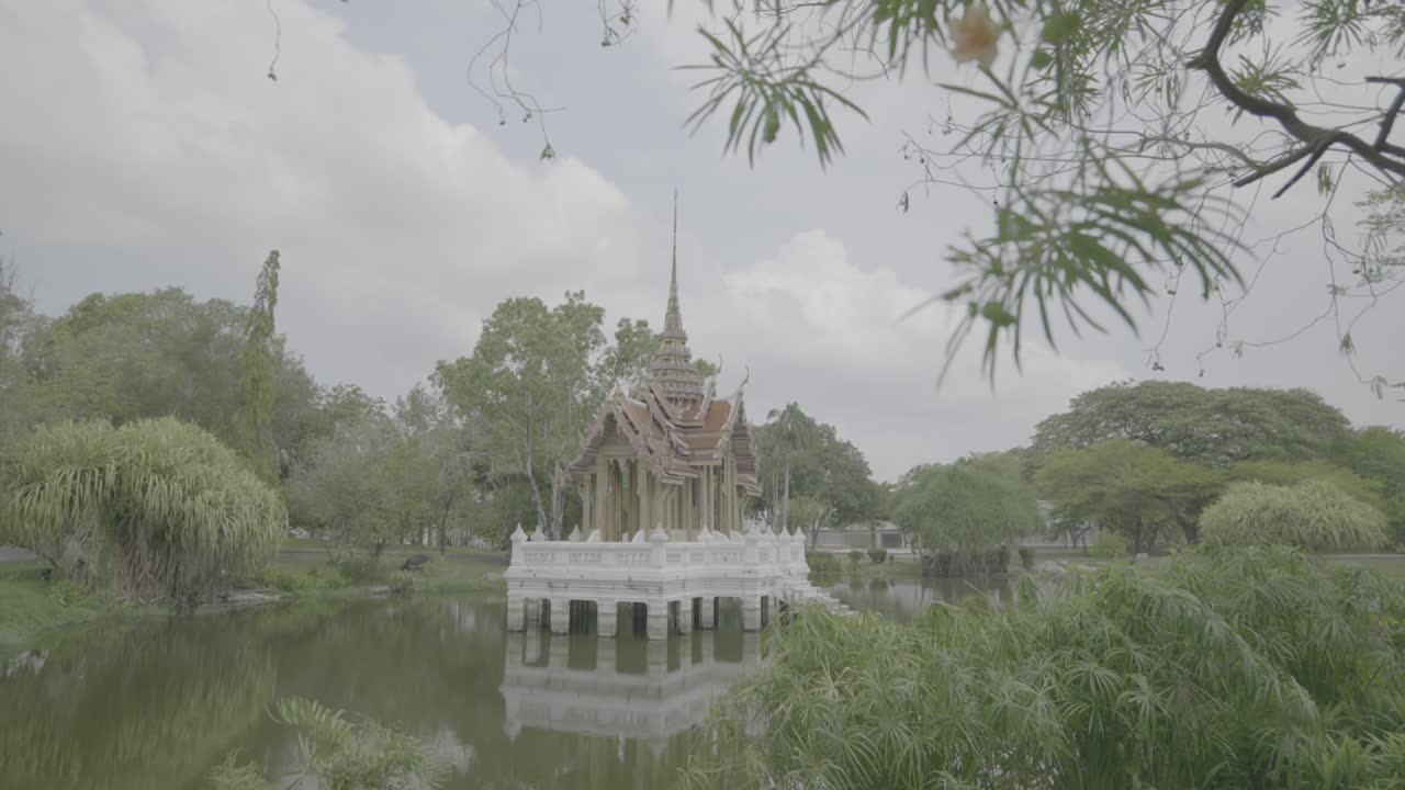 วัดที่สวยงามและป่าเขตร้อนของสวนหลวง ร.9 พร้อมวิวทะเลสาบในกรุงเทพฯ, บันทึกแบบ 4K LOG ด้วยการเคลื่อนไหวของกิมบอลที่ราบรื่น