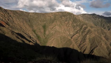 Sombra-Del-Atardecer-Cayendo-Sobre-La-Montaña