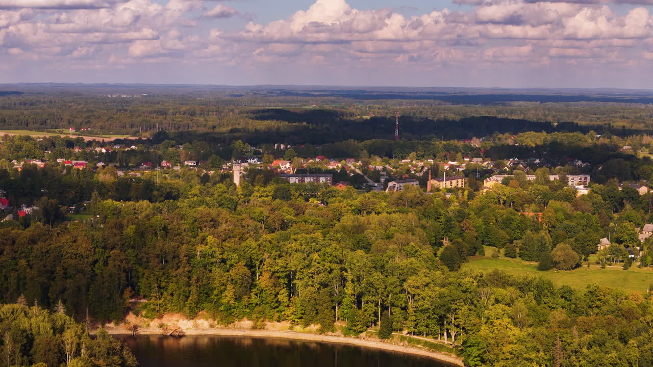 Luftpanorama af den fredfyldte by Koknese, Letland på en sommerdag.