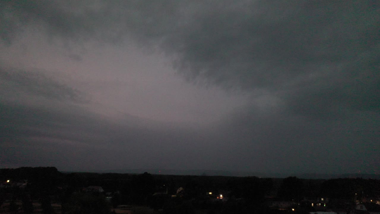 어두운 구름이 마을을 가로질러 황혼에