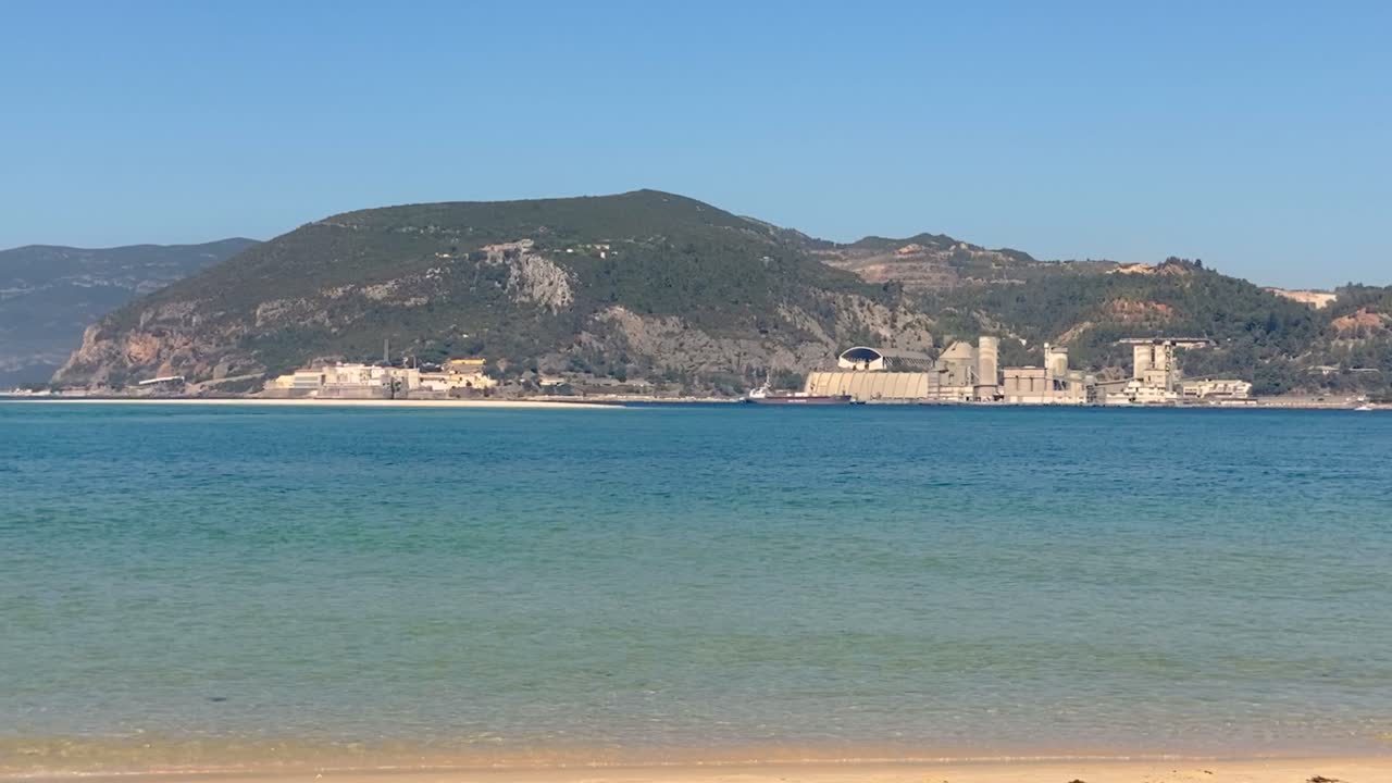 양쪽에 바다 투명한 깨끗한 물이있는 아름다운 해변