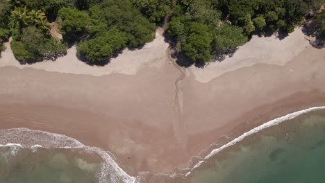 Vista-Aérea-Estática-De-Olas-Diagonales-Rompiendo-En-Una-Hermosa-Playa-Vacía-En-Un-Lugar-Tranquilo-En-La-Costa-Oeste-Virgen-De-Costa-Rica