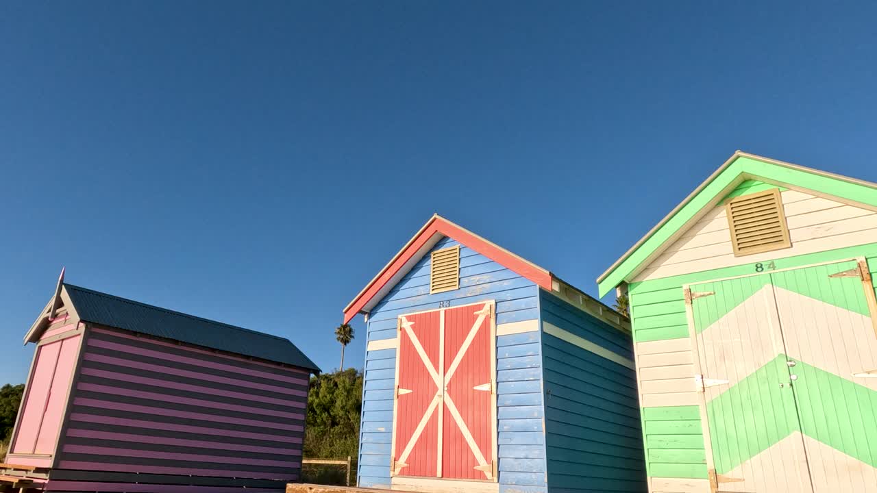 cabañas de playa vibrantes bajo un cielo azul claro