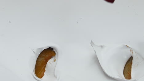 yogur de ciruela casero dulce preparándose en primer plano en cámara súper lenta. postre lácteo