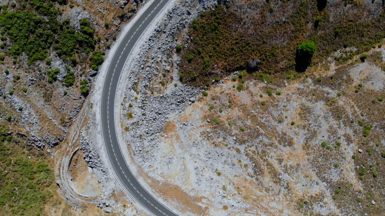 도로 위에서 촬영된 드론