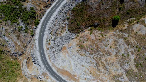 drone disparado desde arriba de la carretera