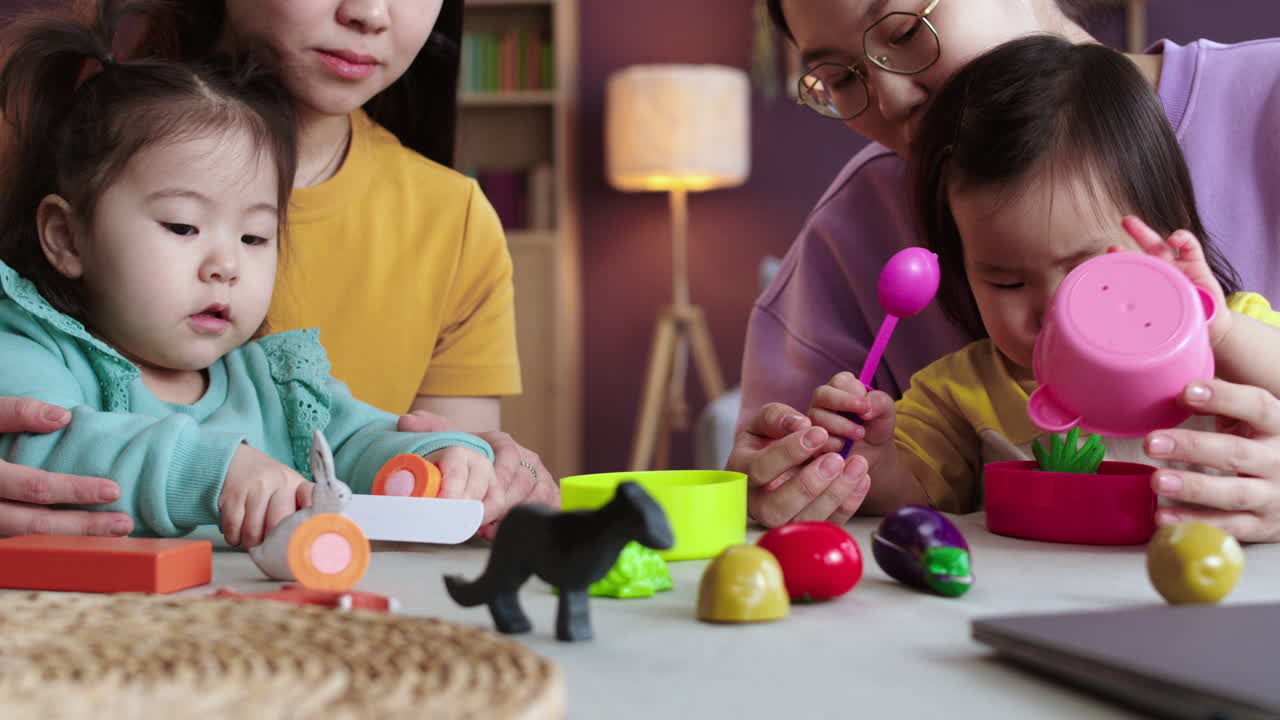 거실 에서 엄마 와 아기 들