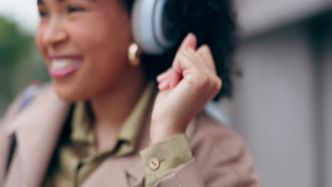 mujer negra, auriculares y baile a la música