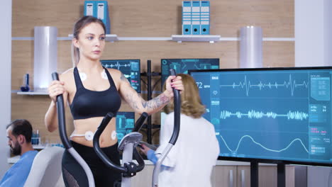 doctora en ciencias del deporte prueba de resistencia de atleta mujer