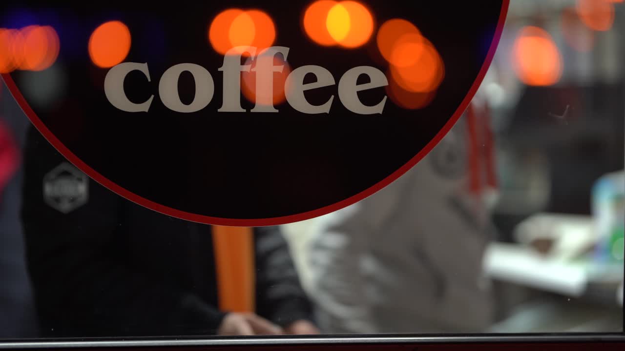 banner "café" en el fondo negro