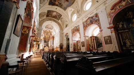 hermosa toma interior de una iglesia histórica y ornamentada en krems, austria