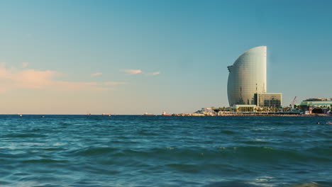 Edificio-En-Forma-De-Vela-De-Barcelona