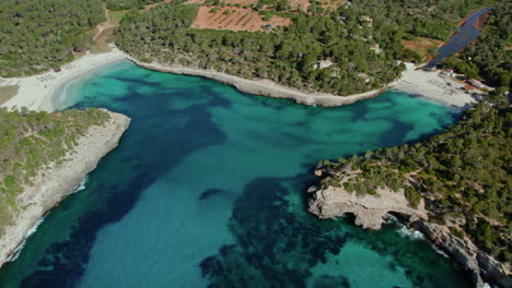 Paraíso-Natural-En-Las-Islas-Baleares-Con-Cala-Mondragó-Y-Aguas-Turquesas-De-La-Playa-De-S&#39;amarador-En-Mallorca,-España
