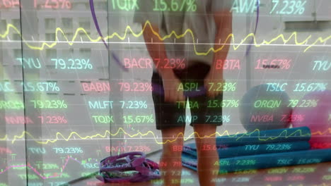 animación de procesamiento de datos financieros sobre hombre caucásico saltando ejercicio en el gimnasio