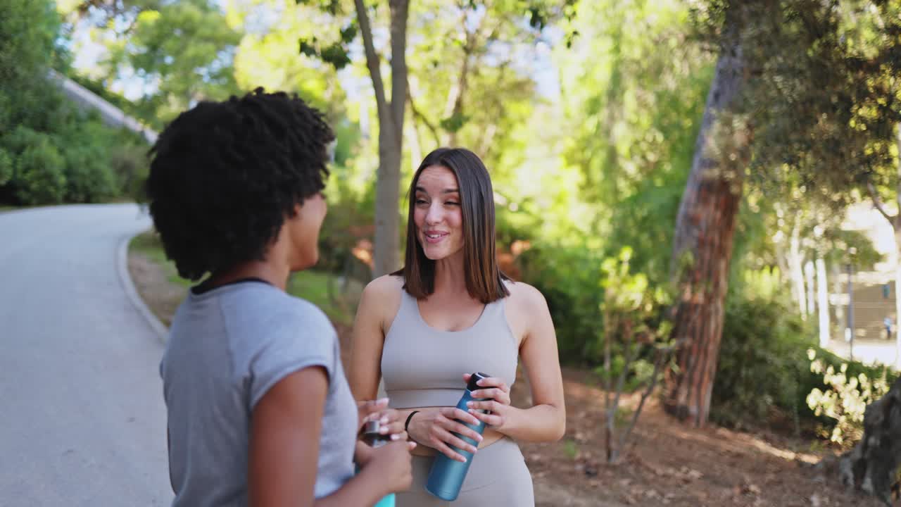 Duas Mulheres Felizes Conversando e Rindo em um Parque