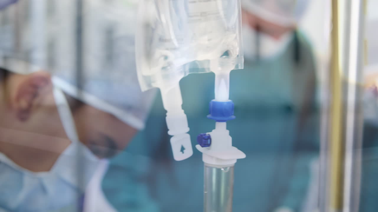 анимация дорожного движения над кавказскими женщинами и мужчинами-хирургами во время операции