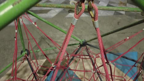 toma aérea de un parque infantil por la noche