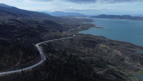 Camino-Junto-Al-Lago