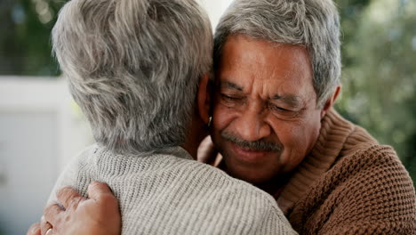 pareja de mayores, abrazos y sonrisas en primer plano