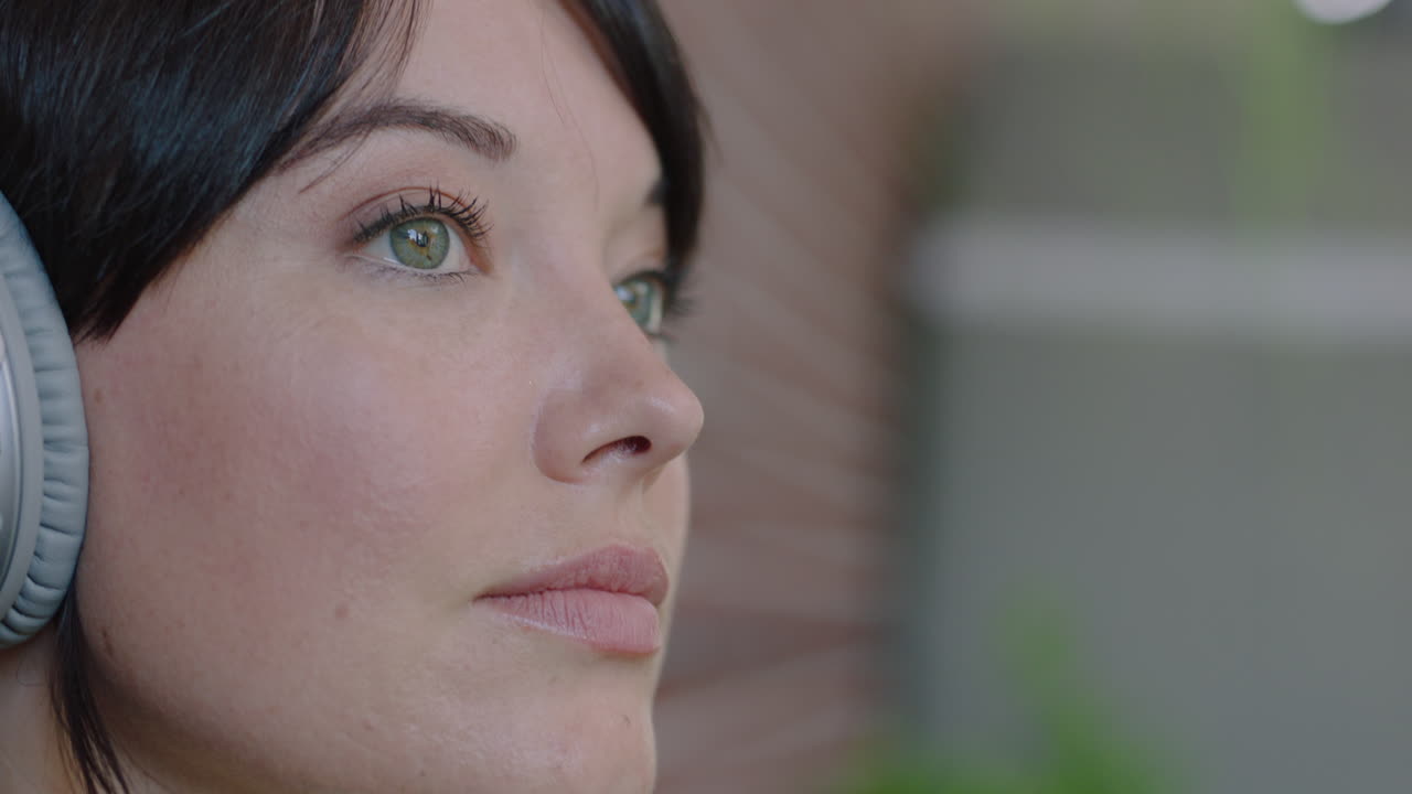 hermosa mujer de negocios escuchando música con auriculares disfrutando de una oficina relajada mirando pensativa mujer empresaria de cerca piel natural saludable