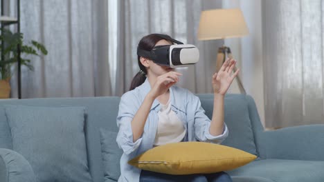 mujer experimentando la realidad virtual en casa