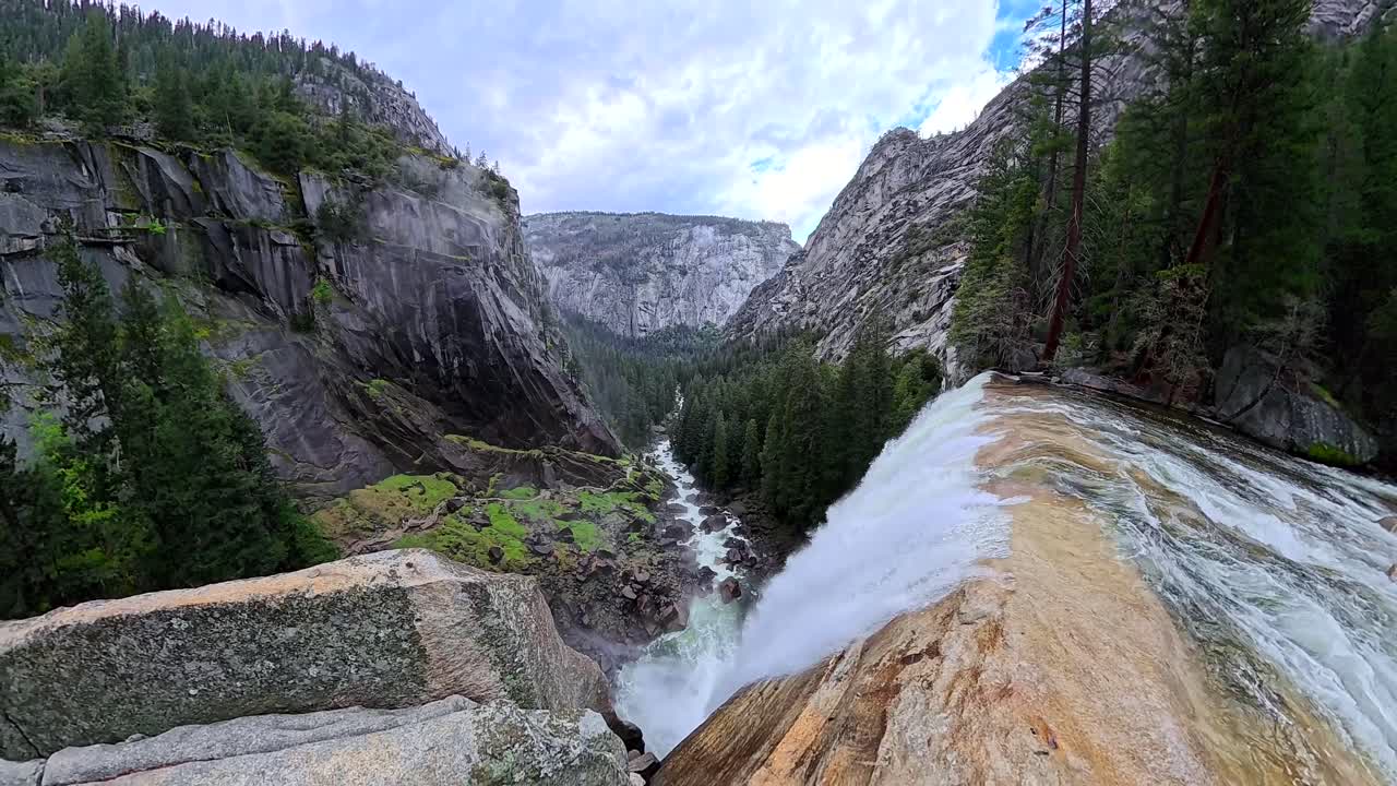 Potente cascata che si getta in un fiume di montagna in una valle panoramica