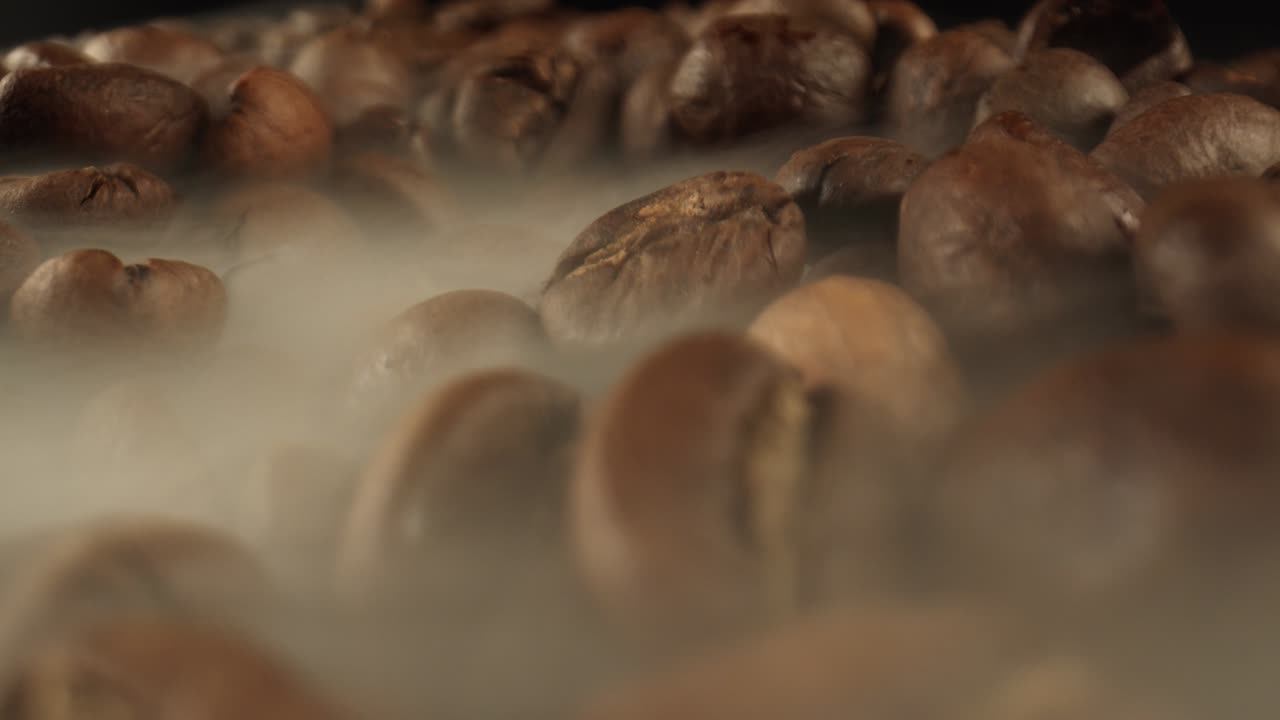 커피의 적당한 섭취는 기억력과 기분에 긍정적인 영향을 미니다. 커피 콩은 두꺼운 연기로 여 있습니다.