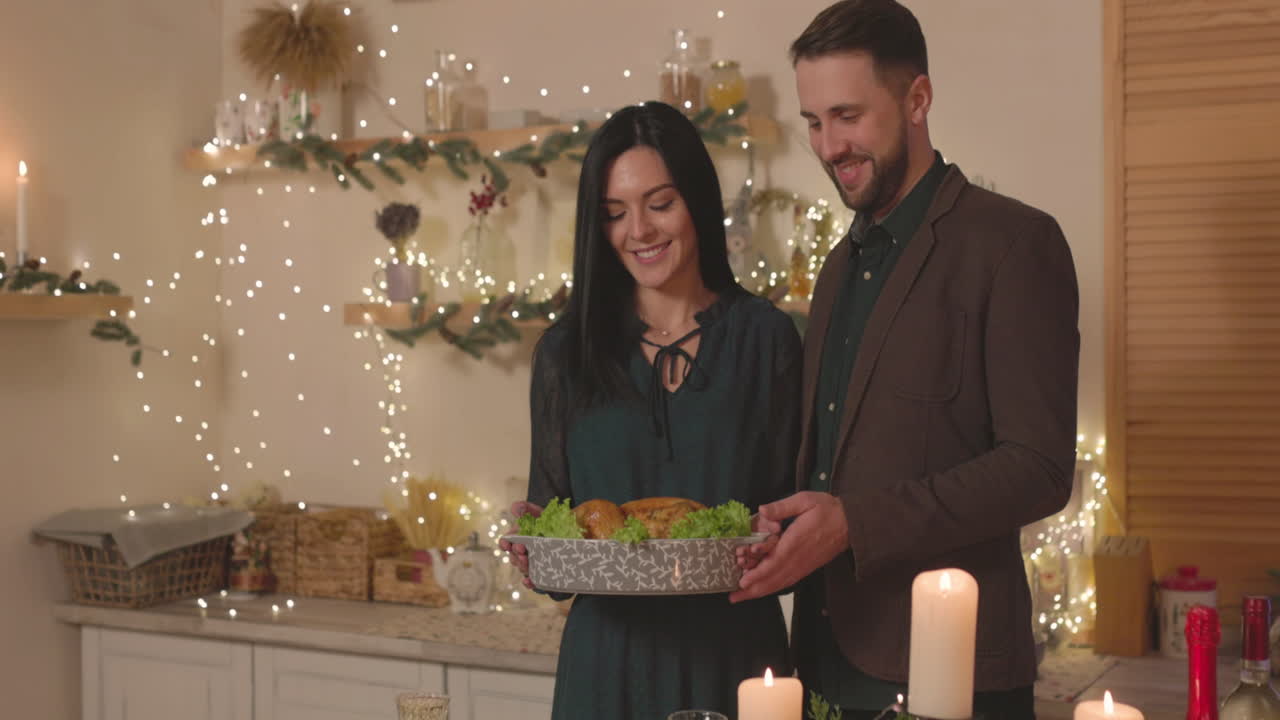 Elegant par legger stekt kylling på julemiddagsbordet